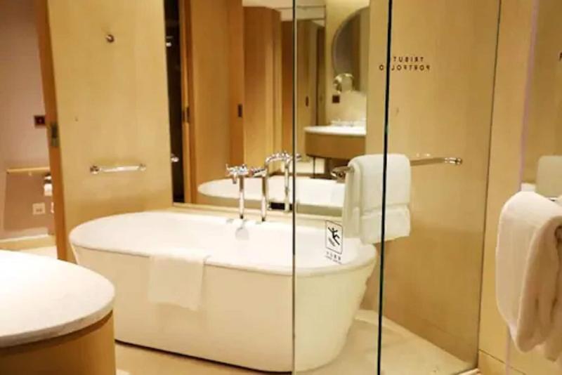 جناح رئاسى, Francis Phillip Motor Inn And The Lodge