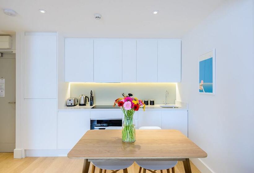 プレミアムスタジオ, Native Fulham