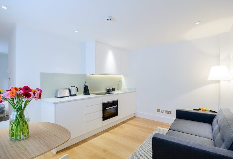 クラシックスタジオ, Native Fulham