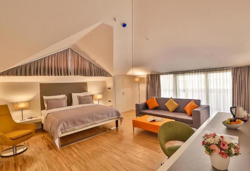 Executive Room, Business Life