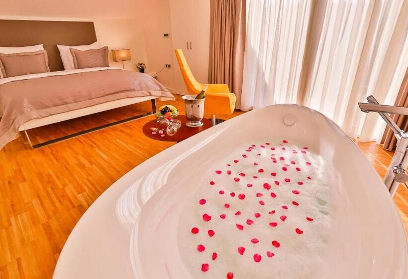 Executive Room, Business Life