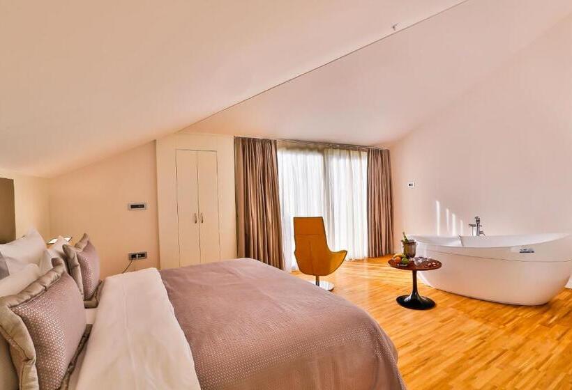 Executive Room, Business Life