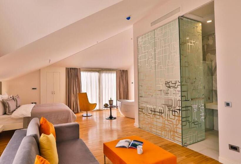 Executive Room, Business Life