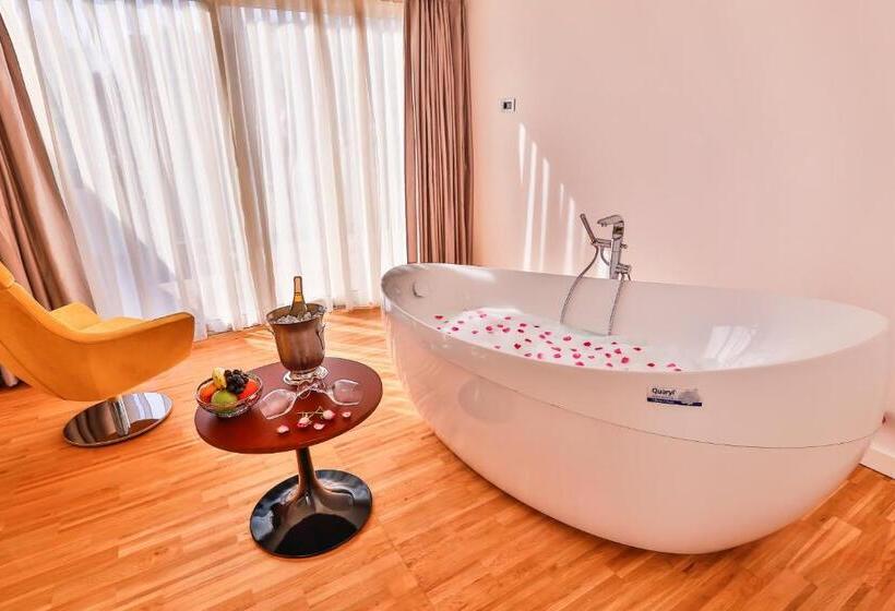 Executive Room, Business Life