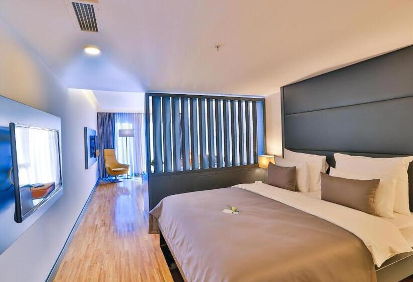 Superior Room, Business Life