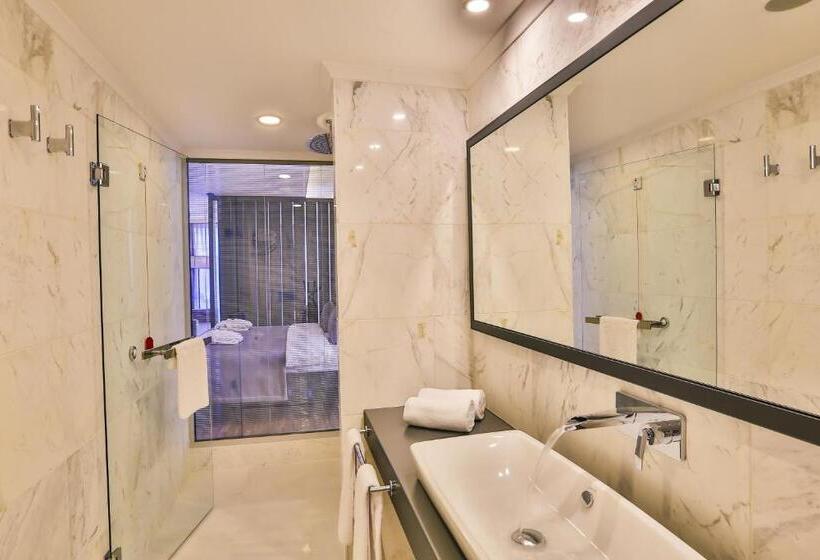 Superior Room, Business Life