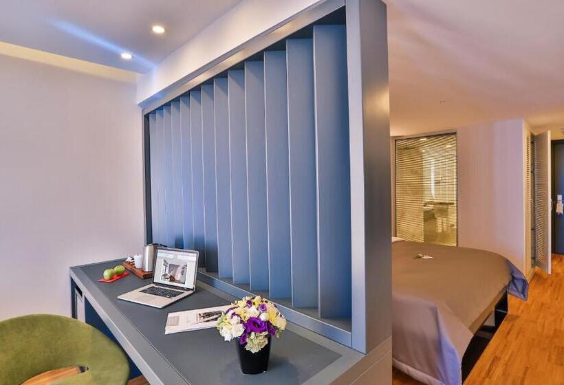 Superior Room, Business Life