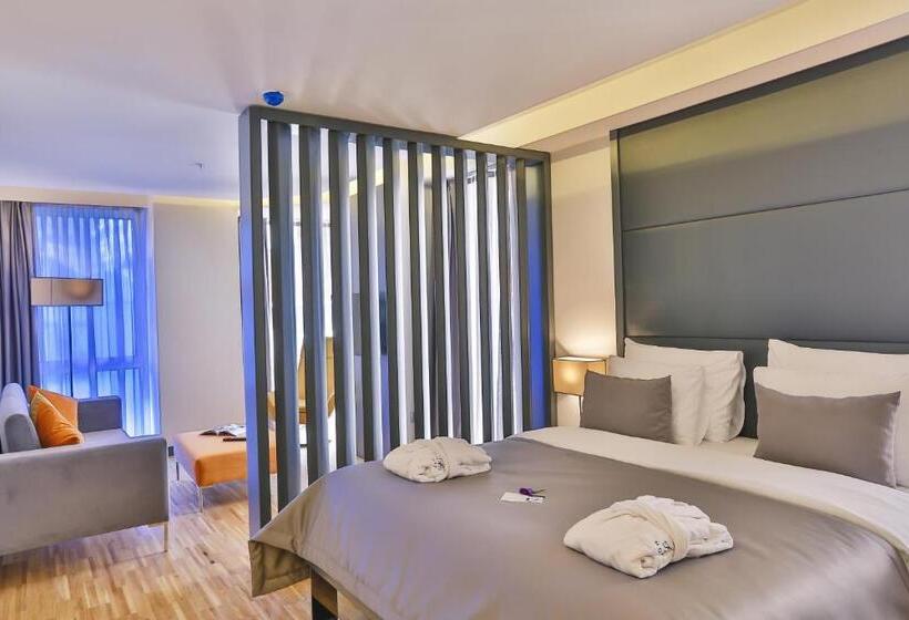Superior Room, Business Life
