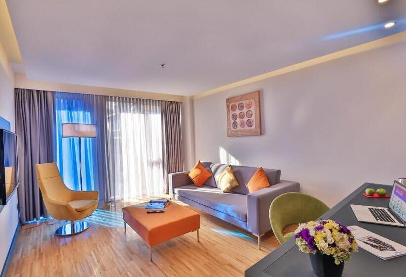 Superior Room, Business Life