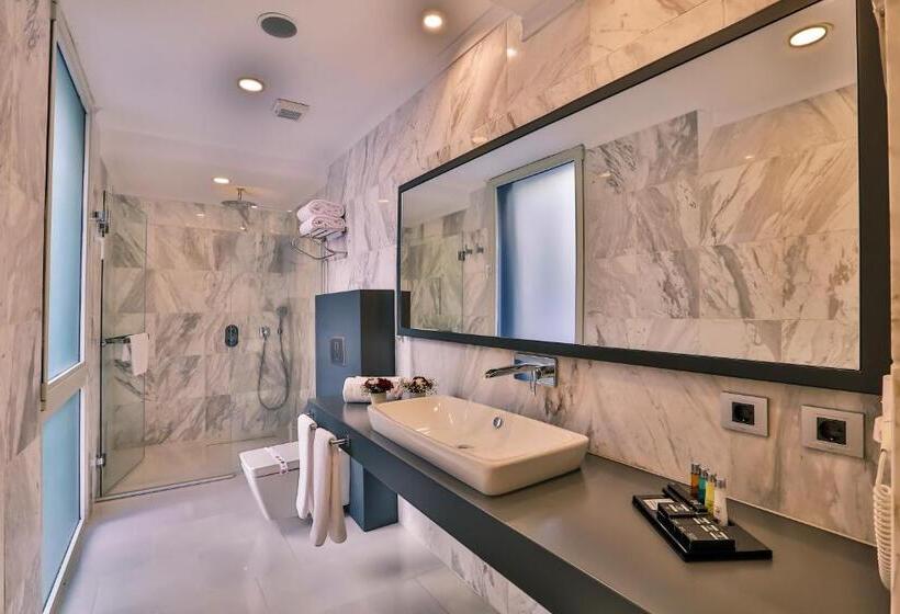 Economy Room, Business Life