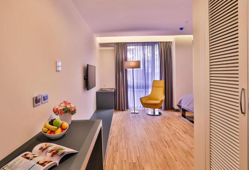 Economy Room, Business Life