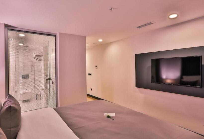 Economy Room, Business Life