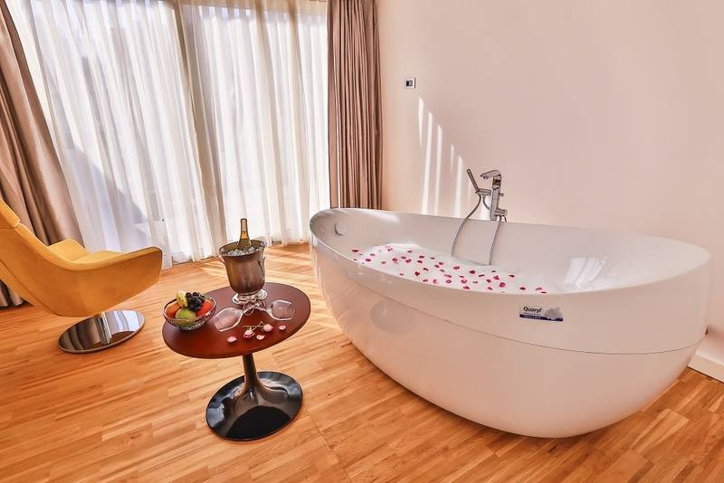 Executive Room, Business Life