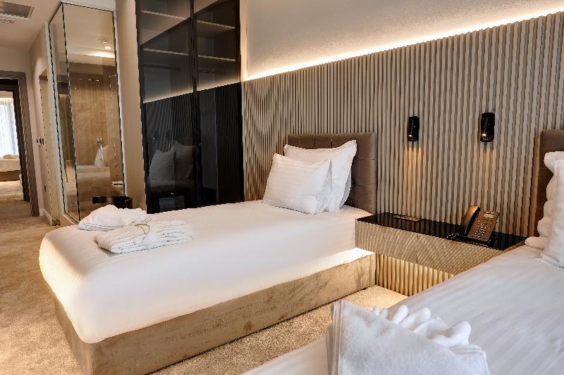 Superior Room, Business Life