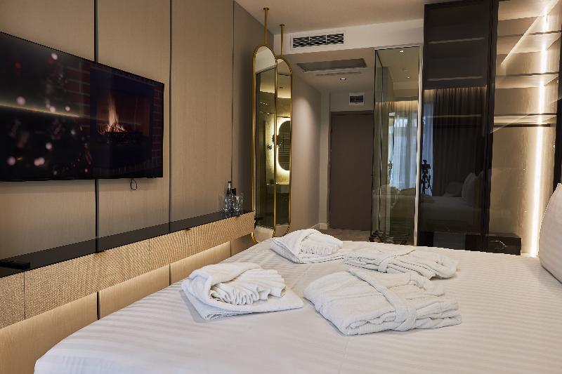 Superior Room, Business Life