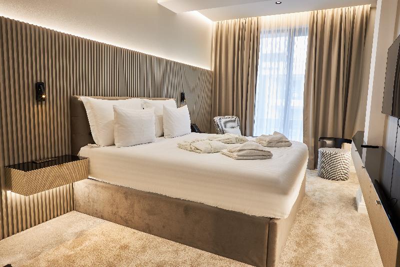 Superior Room, Business Life