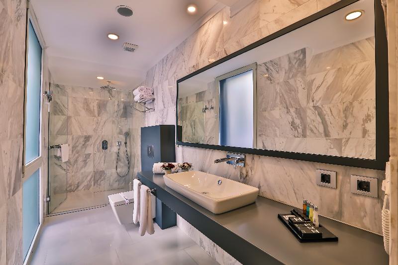 Economy Room, Business Life