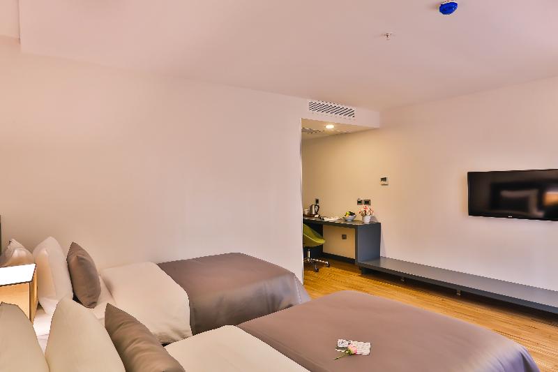 Economy Room, Business Life