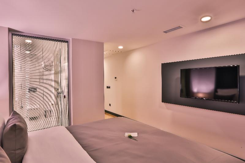 Economy Room, Business Life