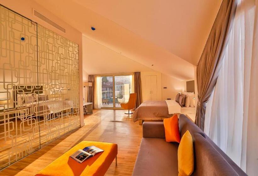 Executive Room, Business Life