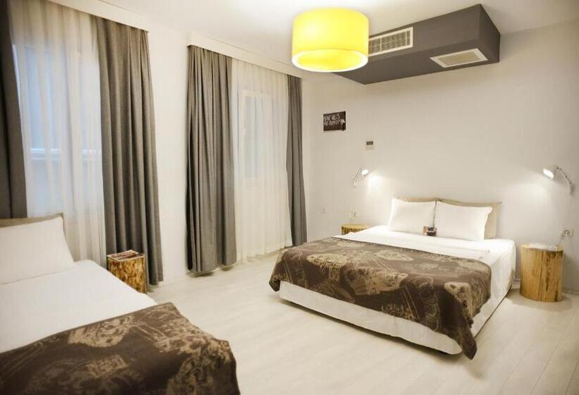 スタンダードトリプルルーム, Rumours Inn