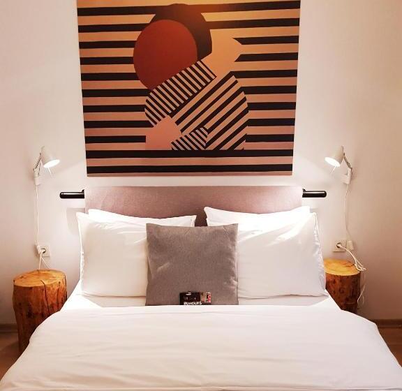 エコノミールーム, Rumours Inn