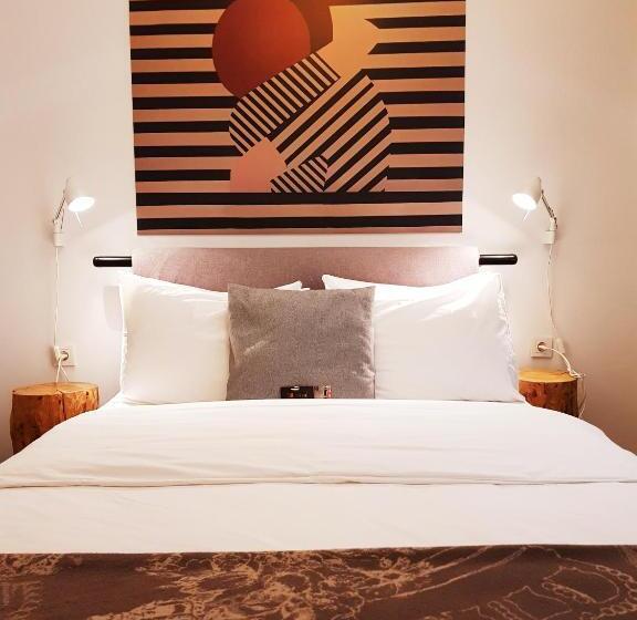 エコノミールーム, Rumours Inn