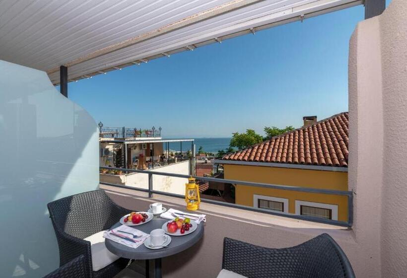 ファミリールーム, Rumours Inn