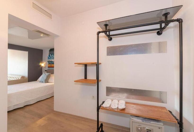 ファミリールーム, Rumours Inn