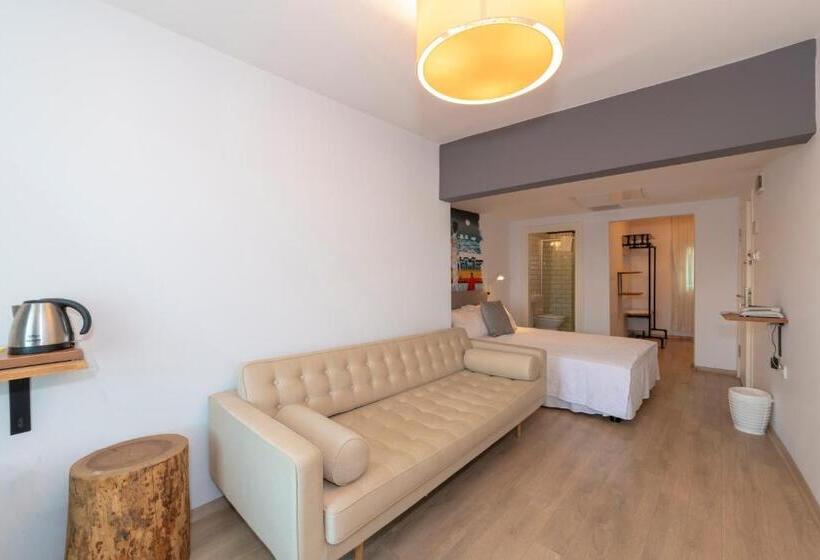 ファミリールーム, Rumours Inn