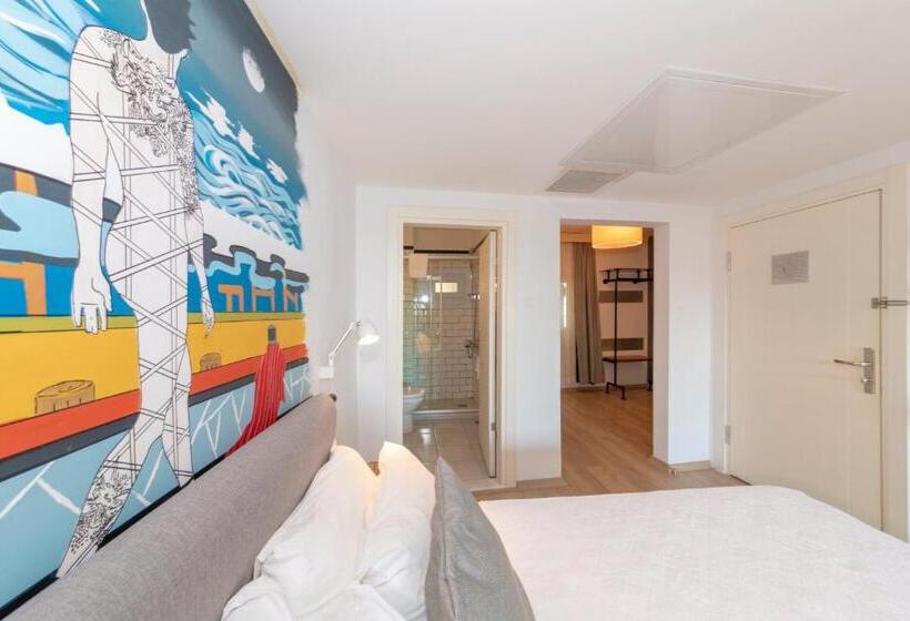 ファミリールーム, Rumours Inn