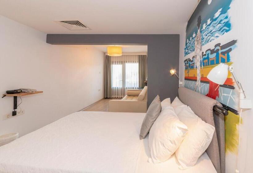 ファミリールーム, Rumours Inn