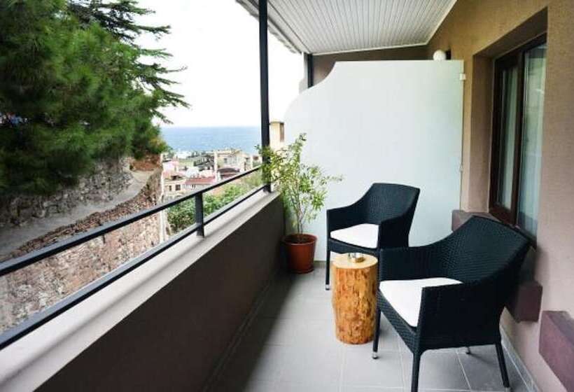 デラックスルーム, Rumours Inn