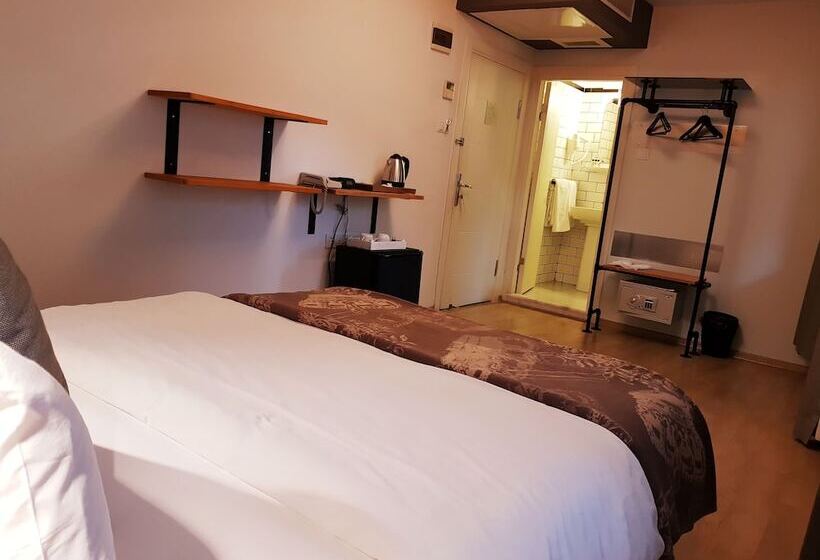 デラックスルーム, Rumours Inn