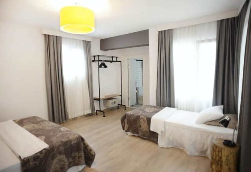 スタンダードトリプルルーム, Rumours Inn