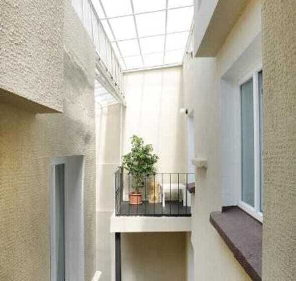 エコノミールーム, Rumours Inn