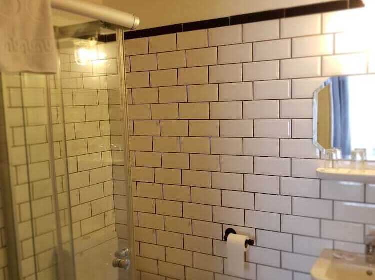 エコノミールーム, Rumours Inn