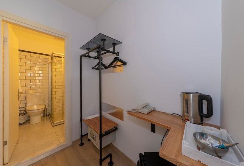 エコノミールーム, Rumours Inn