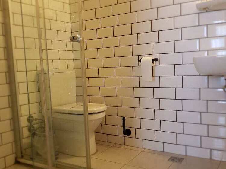 エコノミールーム, Rumours Inn