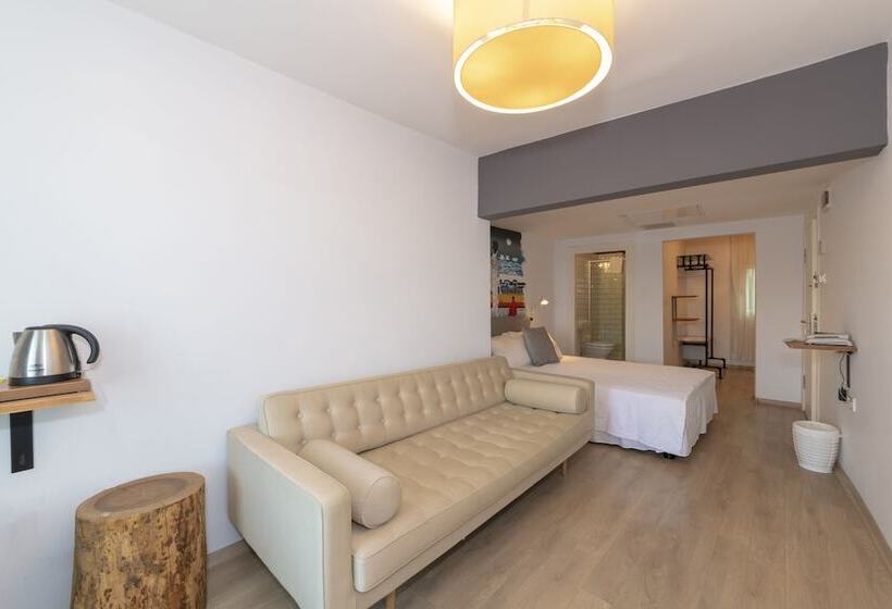 ファミリールーム, Rumours Inn