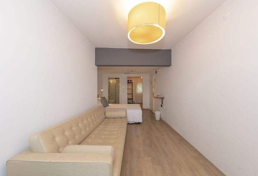 ファミリールーム, Rumours Inn