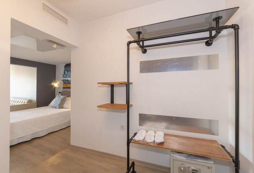 ファミリールーム, Rumours Inn