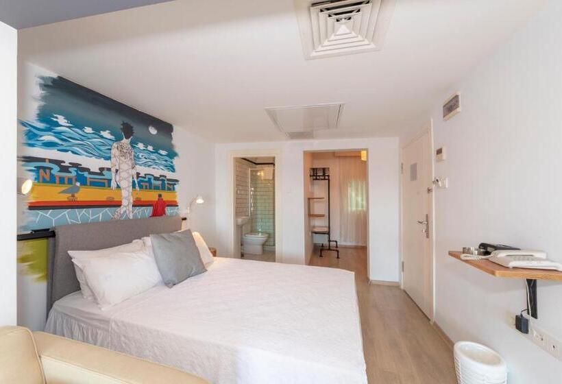 ファミリールーム, Rumours Inn