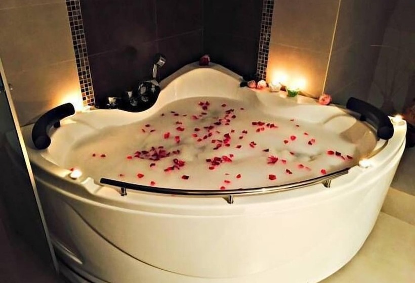 Люкс Повышенной Комфортности, Petit Chateau Hotel Boutique