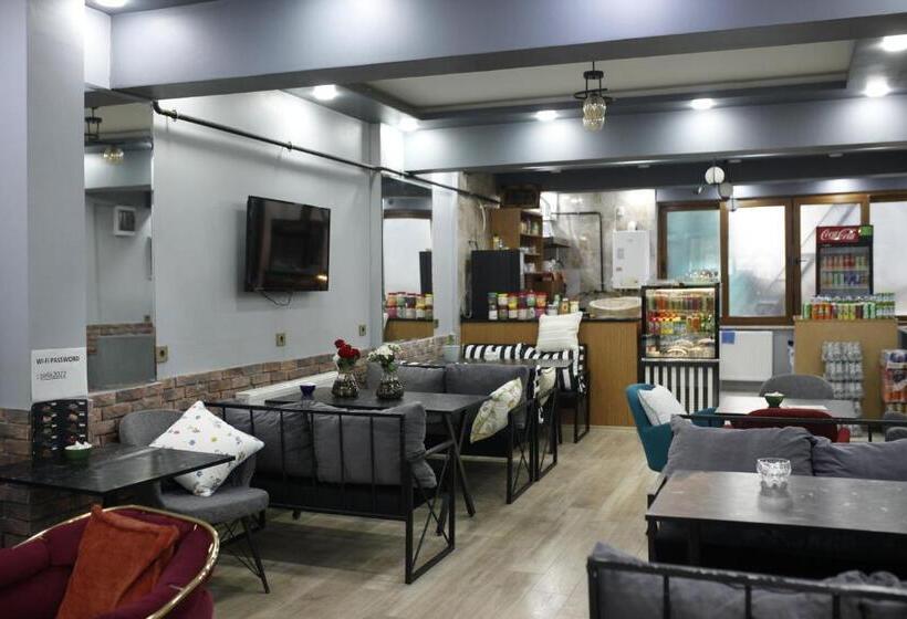 اتاق اکونومی, Birlik Apart