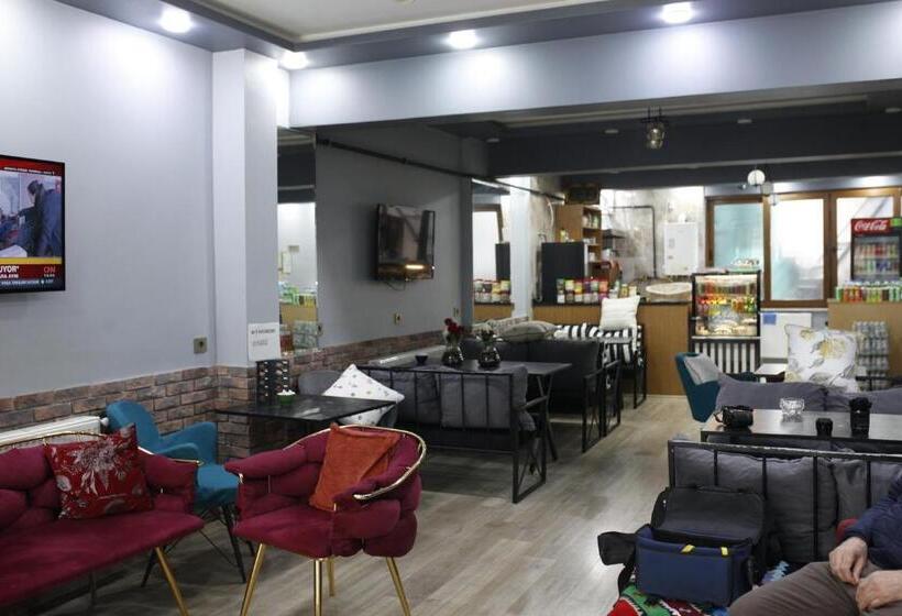 اتاق راحتی سه تخته, Birlik Apart