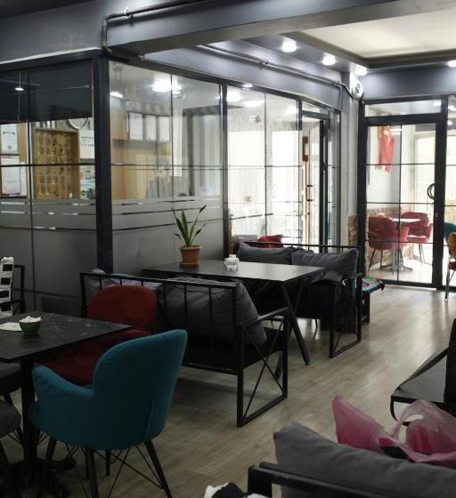 اتاق اکونومی, Birlik Apart