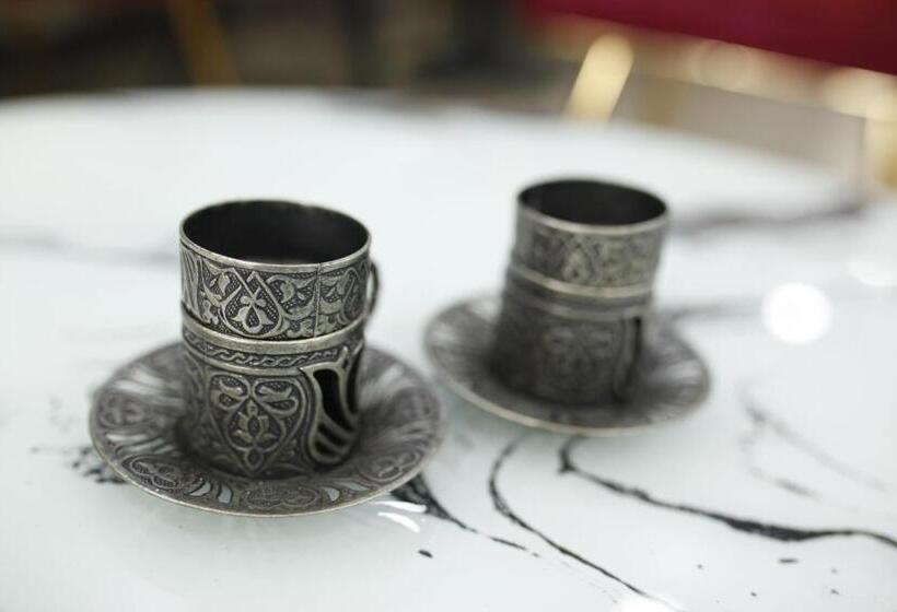 اتاق اکونومی, Birlik Apart