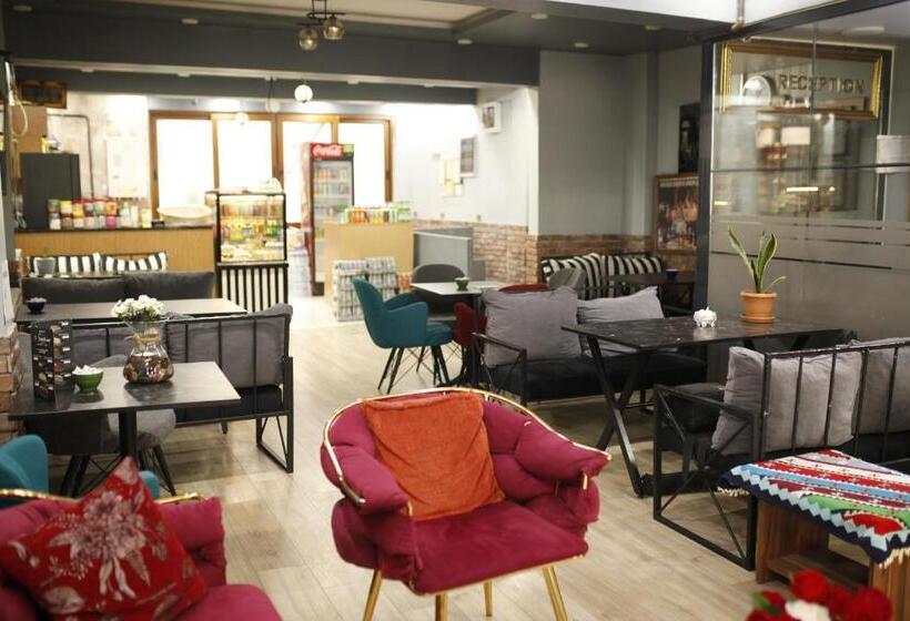 اتاق اکونومی, Birlik Apart