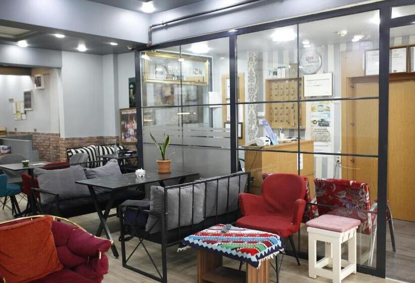 اتاق راحتی سه تخته, Birlik Apart